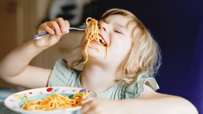 Nudeln Pasta Kind Kinder Foto iStock romrodinka